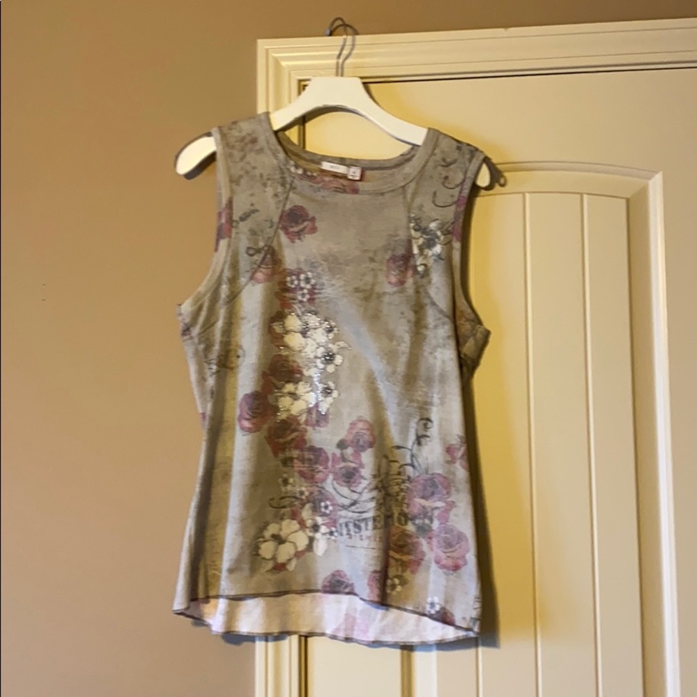 Like new — cute tank! Lovely on “the girls”